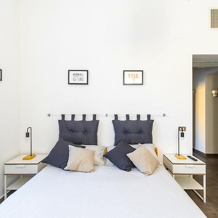 Hostly - Nicole Apartment Volturno- Full Rome Center Екстериор снимка